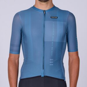 Maillot de manga corta Wing Pro de color gris azulado y diseño minimalista.