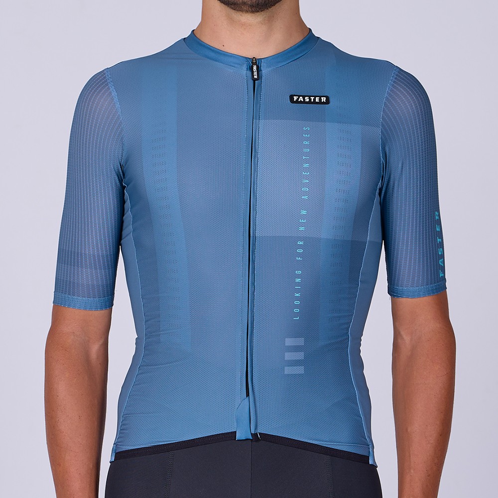 Maillot de manga corta Wing Pro de color gris azulado y diseño minimalista.